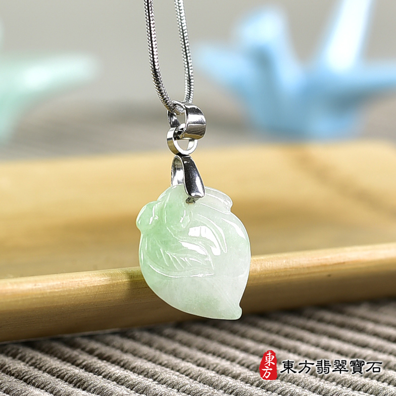 翡翠壽桃項鍊玉珮（福壽雙全：壽桃牌A貨翡翠壽桃玉珮、緬甸玉壽桃玉墜）。淺綠色糯種壽桃，FW350。客製化訂做各種翡翠壽桃吊墜玉珮項鍊。★附A貨翡翠雙證書