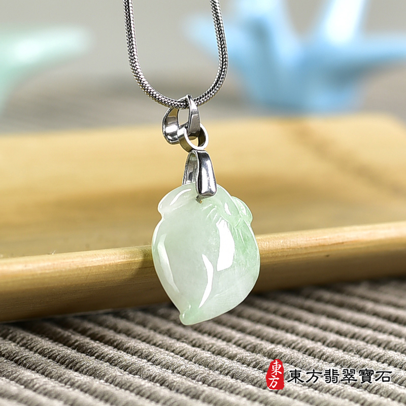 翡翠壽桃項鍊玉珮（福壽雙全：壽桃牌A貨翡翠壽桃玉珮、緬甸玉壽桃玉墜）。淺綠色糯種壽桃，FW350。客製化訂做各種翡翠壽桃吊墜玉珮項鍊。★附A貨翡翠雙證書