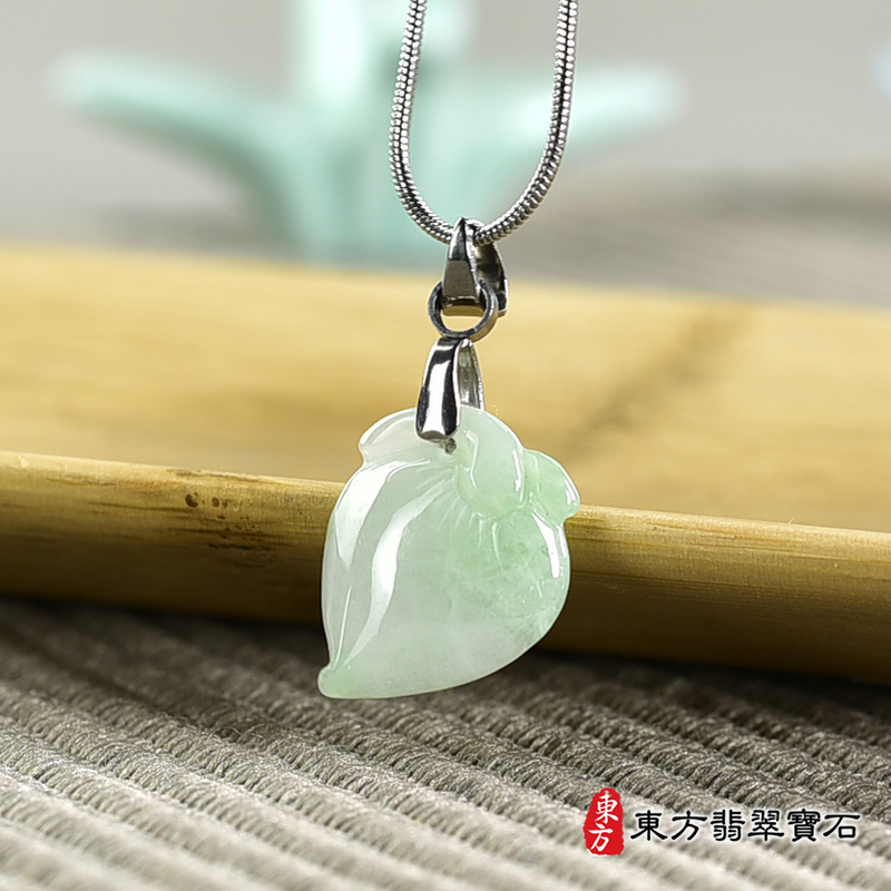 翡翠壽桃項鍊玉珮（福壽雙全：壽桃牌A貨翡翠壽桃玉珮、緬甸玉壽桃玉墜）。淺綠色糯種壽桃，FW350。客製化訂做各種翡翠壽桃吊墜玉珮項鍊。★附A貨翡翠雙證書