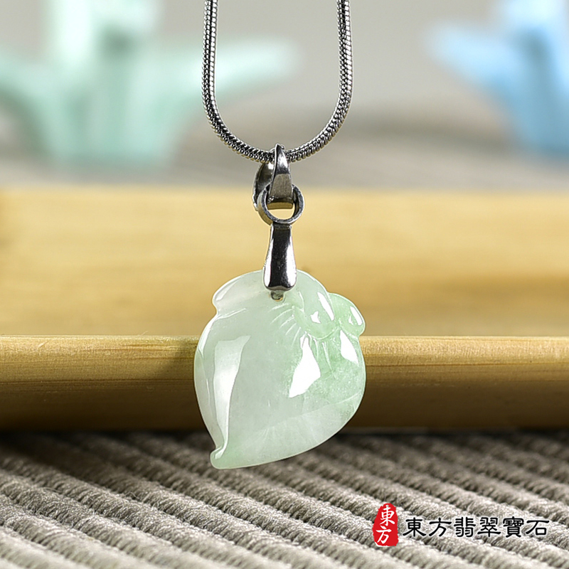 翡翠壽桃項鍊玉珮（福壽雙全：壽桃牌A貨翡翠壽桃玉珮、緬甸玉壽桃玉墜）。淺綠色糯種壽桃，FW350。客製化訂做各種翡翠壽桃吊墜玉珮項鍊。★附A貨翡翠雙證書
