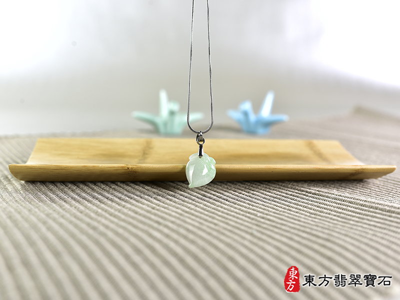意境翡翠壽桃項鍊玉珮（福壽雙全：壽桃牌A貨翡翠壽桃玉珮、緬甸玉壽桃玉墜）。淺綠色糯種壽桃，FW350。客製化訂做各種翡翠壽桃吊墜玉珮項鍊。★附A貨翡翠雙證書