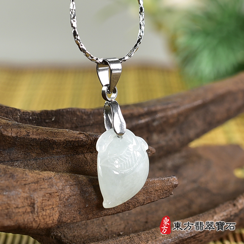 翡翠壽桃項鍊玉珮（福壽雙全：壽桃牌A貨翡翠壽桃玉珮、緬甸玉壽桃玉墜）。淺綠色細糯種壽桃，FW333。客製化訂做各種翡翠壽桃吊墜玉珮項鍊。★附A貨翡翠雙證書