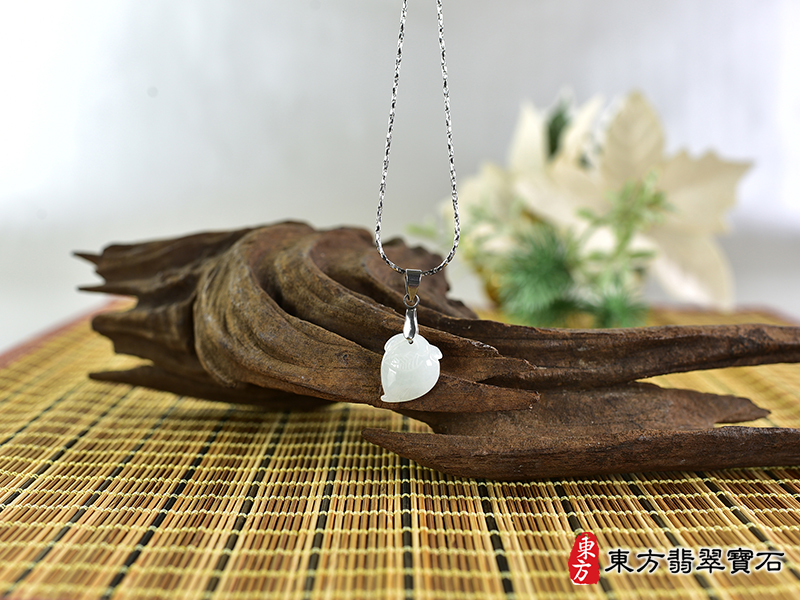 意境翡翠壽桃項鍊玉珮（福壽雙全：壽桃牌A貨翡翠壽桃玉珮、緬甸玉壽桃玉墜）。淺綠色細糯種壽桃，FW333。客製化訂做各種翡翠壽桃吊墜玉珮項鍊。★附A貨翡翠雙證書