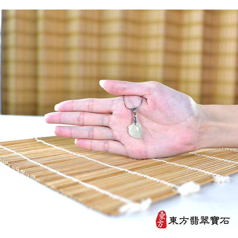 大小翡翠壽桃項鍊玉珮（福壽雙全：壽桃牌A貨翡翠壽桃玉珮、緬甸玉壽桃玉墜）。淺綠色細糯種壽桃，FW333。客製化訂做各種翡翠壽桃吊墜玉珮項鍊。★附A貨翡翠雙證書