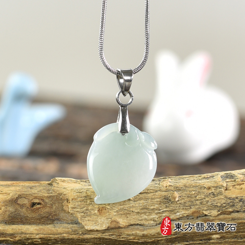 翡翠壽桃項鍊玉珮（福壽雙全：壽桃牌A貨翡翠壽桃玉珮、緬甸玉壽桃玉墜）。淺綠色細糯種壽桃，FW343。客製化訂做各種翡翠壽桃吊墜玉珮項鍊。★附A貨翡翠雙證書