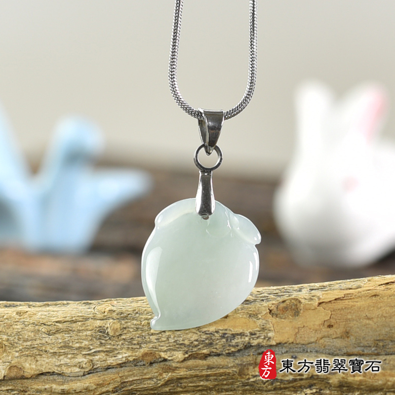 翡翠壽桃項鍊玉珮（福壽雙全：壽桃牌A貨翡翠壽桃玉珮、緬甸玉壽桃玉墜）。淺綠色細糯種壽桃，FW343。客製化訂做各種翡翠壽桃吊墜玉珮項鍊。★附A貨翡翠雙證書