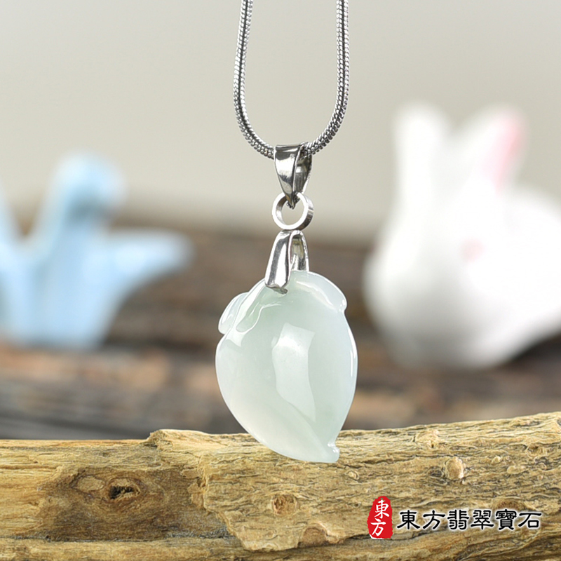 翡翠壽桃項鍊玉珮（福壽雙全：壽桃牌A貨翡翠壽桃玉珮、緬甸玉壽桃玉墜）。淺綠色細糯種壽桃，FW343。客製化訂做各種翡翠壽桃吊墜玉珮項鍊。★附A貨翡翠雙證書