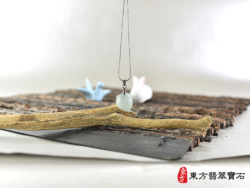 意境翡翠壽桃項鍊玉珮（福壽雙全：壽桃牌A貨翡翠壽桃玉珮、緬甸玉壽桃玉墜）。淺綠色細糯種壽桃，FW343。客製化訂做各種翡翠壽桃吊墜玉珮項鍊。★附A貨翡翠雙證書