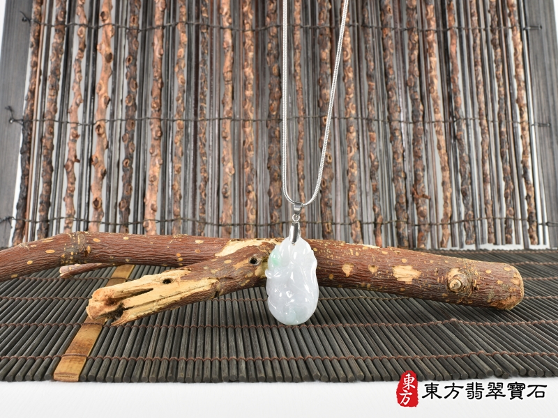 意境-翡翠九尾狐狸項鍊玉珮（九尾狐狸、招財、人緣、桃花，狐仙：九尾狐狸牌A貨翡翠九尾狐狸玉珮、緬甸玉九尾狐狸玉墜、）。綠色糯種九尾狐狸，FX063。客製化訂做各種翡翠狐狸吊墜玉珮項鍊。★附A貨翡翠雙證書