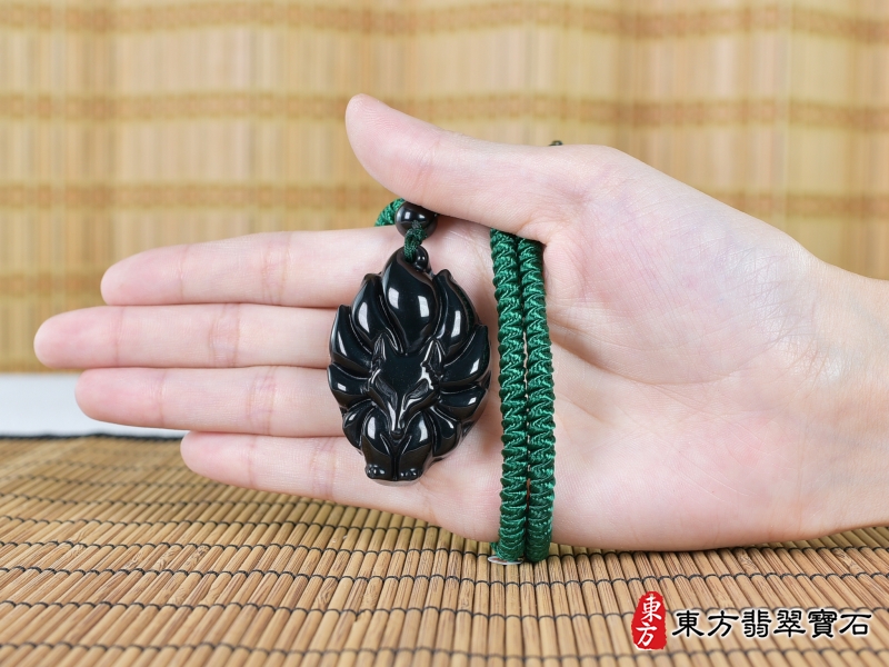 大小-金曜石九尾狐狸項鍊玉珮（九尾狐狸、招財、人緣、桃花，狐仙：九尾狐狸牌金曜石九尾狐狸玉珮、金曜石九尾狐狸玉墜、）。金曜石九尾狐狸，FX064。客製化訂做各種金曜石狐狸吊墜玉珮項鍊。★附東方翡翠寶石保證