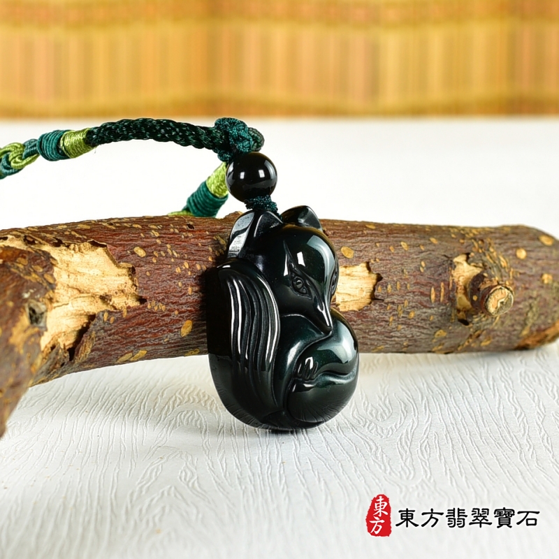 左側-金曜石九尾狐狸項鍊玉珮（九尾狐狸、招財、人緣、桃花，狐仙：九尾狐狸牌金曜石九尾狐狸玉珮、金曜石九尾狐狸玉墜）。金曜石九尾狐狸，FX073。客製化訂做各種金曜石狐狸吊墜玉珮項鍊。★附東方翡翠寶石保證