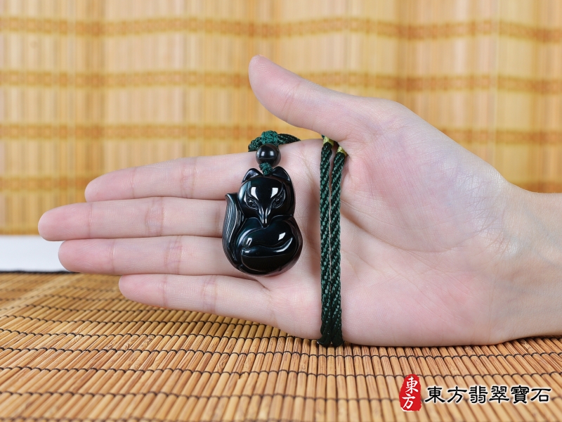 大小-金曜石九尾狐狸項鍊玉珮（九尾狐狸、招財、人緣、桃花，狐仙：九尾狐狸牌金曜石九尾狐狸玉珮、金曜石九尾狐狸玉墜）。金曜石九尾狐狸，FX073。客製化訂做各種金曜石狐狸吊墜玉珮項鍊。★附東方翡翠寶石保證