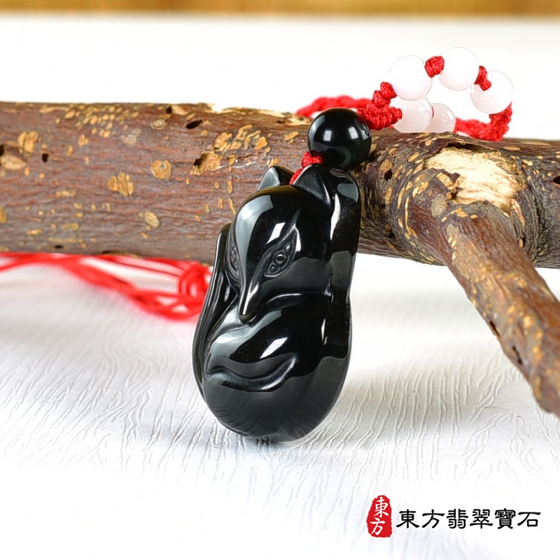 右側-金曜石狐狸項鍊玉珮（狐狸、招財、人緣、桃花，狐仙：狐狸牌金曜石狐狸玉珮、金曜石狐狸玉墜）。金曜石狐狸，FX074。客製化訂做各種金曜石狐狸吊墜玉珮項鍊。★附東方翡翠寶石保證