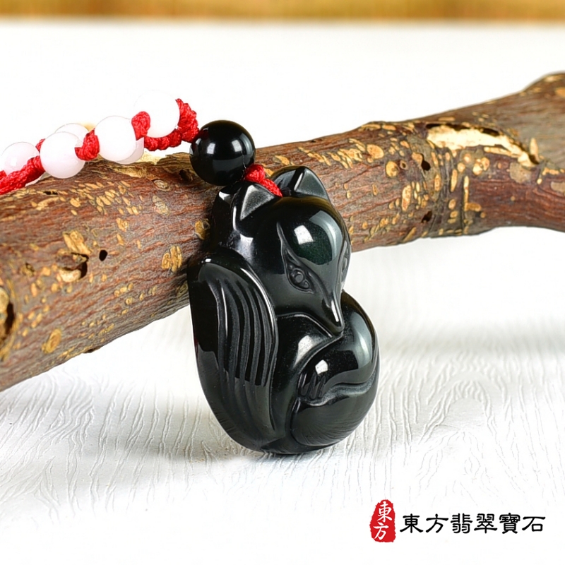 左側-金曜石狐狸項鍊玉珮（狐狸、招財、人緣、桃花，狐仙：狐狸牌金曜石狐狸玉珮、金曜石狐狸玉墜）。金曜石狐狸，FX074。客製化訂做各種金曜石狐狸吊墜玉珮項鍊。★附東方翡翠寶石保證