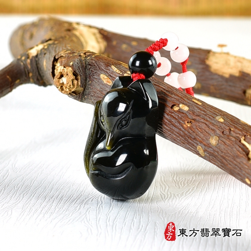 右側-金曜石狐狸項鍊玉珮（狐狸、招財、人緣、桃花，狐仙：狐狸牌金曜石狐狸玉珮、金曜石狐狸玉墜）。金曜石狐狸，FX075。客製化訂做各種金曜石狐狸吊墜玉珮項鍊。★附東方翡翠寶石保證
