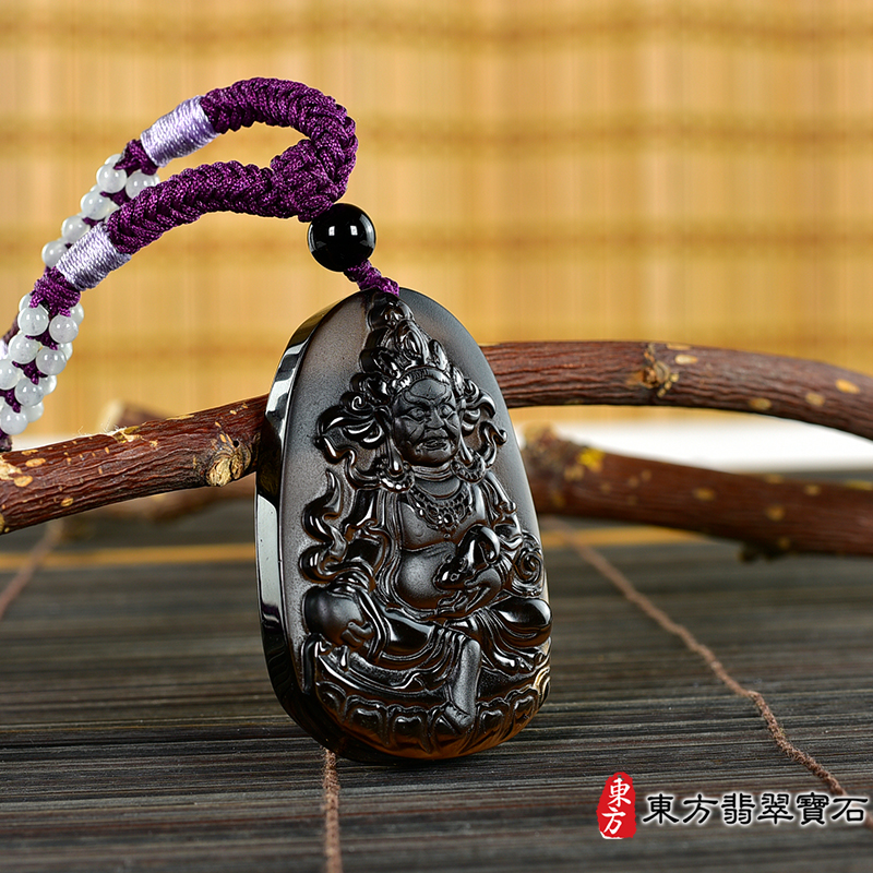 左側黑曜石密宗 黃財神項鍊玉珮（密宗 黃財神：密宗 黃財神牌黑曜石密宗 黃財神玉珮、黑曜石密宗 黃財神玉墜）。黑曜石密宗 黃財神，MG011。客製化訂做各種黑曜石密宗 黃財神吊墜玉珮項鍊。★附A貨翡翠雙證書