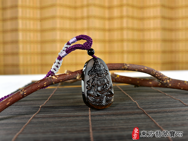 情景黑曜石密宗 黃財神項鍊玉珮（密宗 黃財神：密宗 黃財神牌黑曜石密宗 黃財神玉珮、黑曜石密宗 黃財神玉墜）。黑曜石密宗 黃財神，MG011。客製化訂做各種黑曜石密宗 黃財神吊墜玉珮項鍊。★附A貨翡翠雙證書