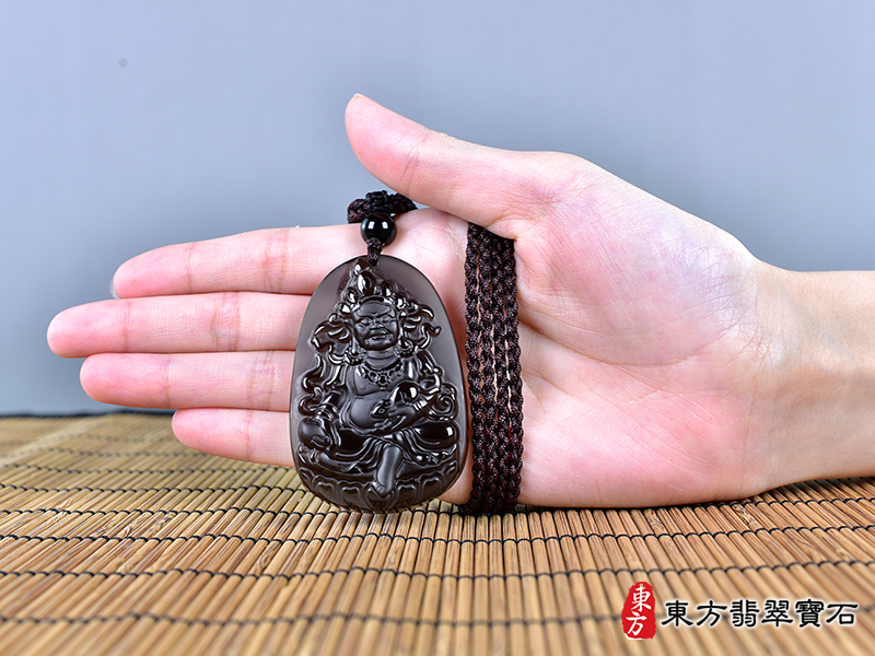 大小黑曜石密宗 黃財神項鍊玉珮（密宗 黃財神：密宗 黃財神牌黑曜石密宗 黃財神玉珮、黑曜石密宗 黃財神玉墜）。黑曜石密宗 黃財神，MG010。客製化訂做各種黑曜石密宗 黃財神吊墜玉珮項鍊。★附A貨翡翠雙證書