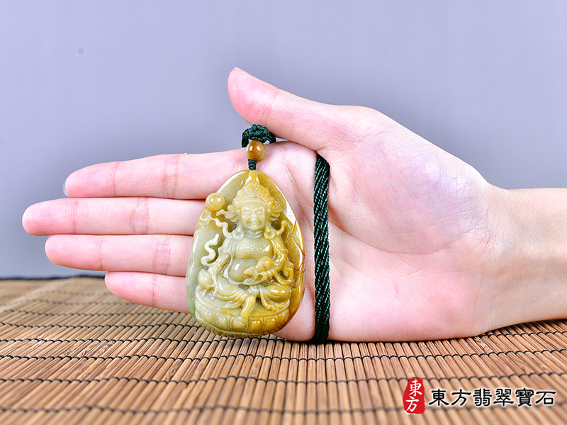大小翡翠密宗 黃財神項鍊玉珮（密宗 黃財神：密宗 黃財神牌A貨翡翠密宗 黃財神玉珮、緬甸玉密宗 黃財神玉墜）。黃綠翡翠糯種密宗 黃財神，MG009。客製化訂做各種翡翠密宗 黃財神吊墜玉珮項鍊。★附A貨翡翠雙證書
