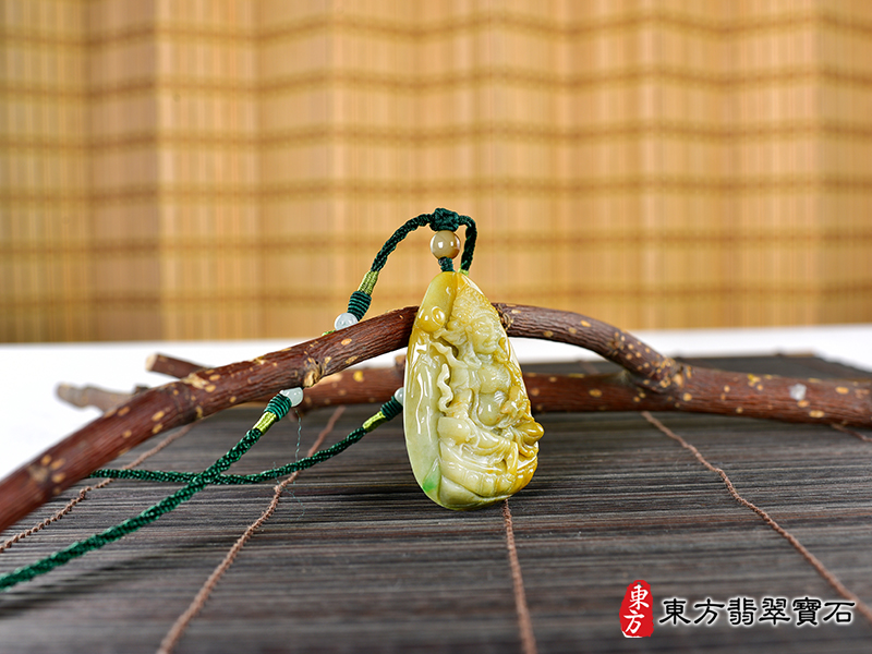 情景翡翠密宗 黃財神項鍊玉珮（密宗 黃財神：密宗 黃財神牌A貨翡翠密宗 黃財神玉珮、緬甸玉密宗 黃財神玉墜）。黃綠翡翠糯種密宗 黃財神，MG009。客製化訂做各種翡翠密宗 黃財神吊墜玉珮項鍊。★附A貨翡翠雙證書