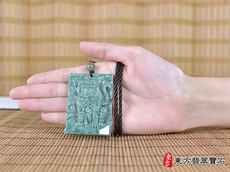 大小翡翠虎項鍊玉珮（虎虎生風：虎牌A貨翡翠虎玉珮、緬甸玉虎玉墜、虎十二生肖項鍊）。TR128。客製化訂做各種翡翠虎吊墜玉珮項鍊。★附A貨翡翠雙證書