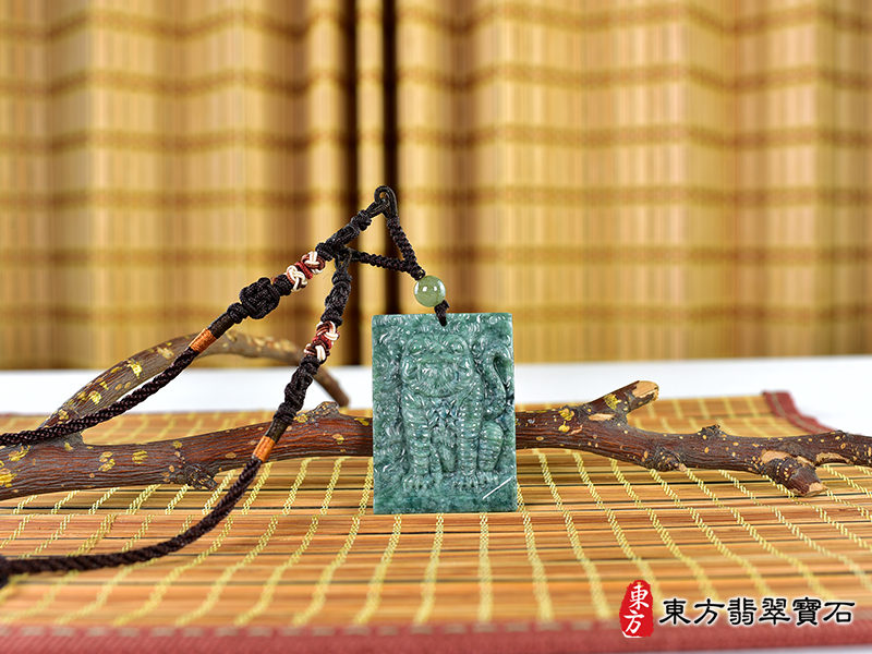 情境翡翠虎項鍊玉珮（虎虎生風：虎牌A貨翡翠虎玉珮、緬甸玉虎玉墜、虎十二生肖項鍊）。TR128。客製化訂做各種翡翠虎吊墜玉珮項鍊。★附A貨翡翠雙證書