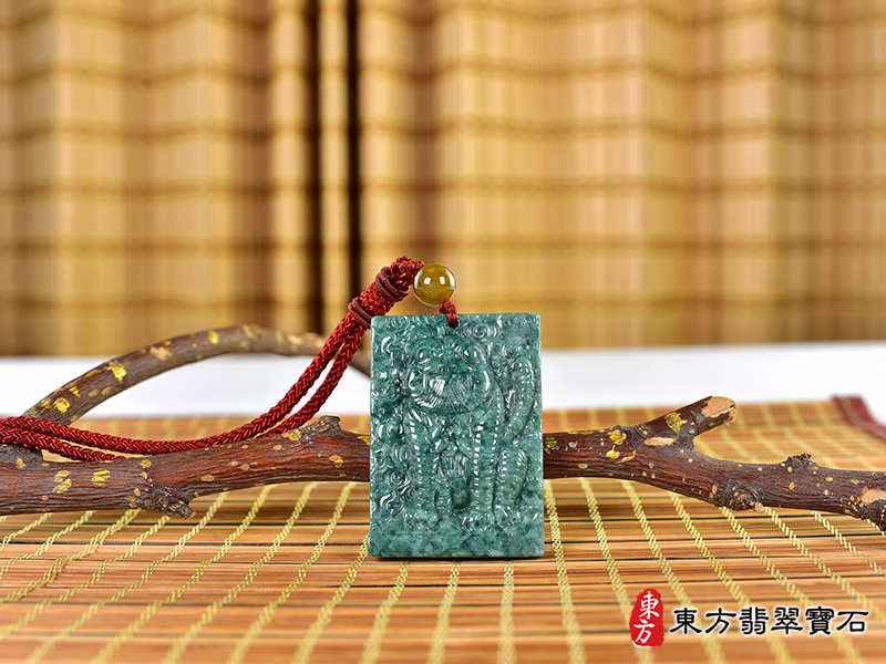 情境翡翠虎項鍊玉珮（虎虎生風：虎牌A貨翡翠虎玉珮、緬甸玉虎玉墜、虎十二生肖項鍊）。TR129。客製化訂做各種翡翠虎吊墜玉珮項鍊。★附A貨翡翠雙證書