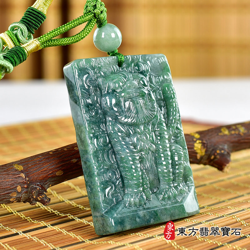 左側翡翠虎項鍊玉珮（虎虎生風：虎牌A貨翡翠虎玉珮、緬甸玉虎玉墜、虎十二生肖項鍊）。TR130。客製化訂做各種翡翠虎吊墜玉珮項鍊。★附A貨翡翠雙證書