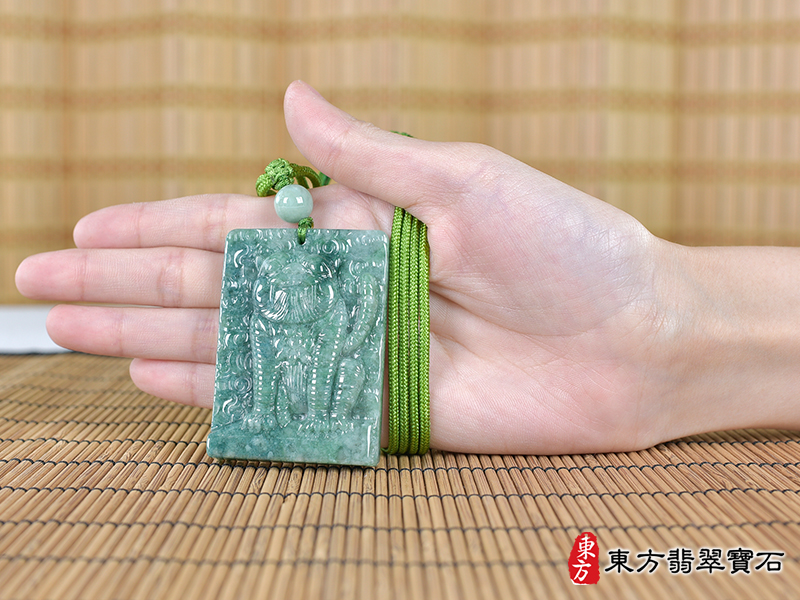 大小翡翠虎項鍊玉珮（虎虎生風：虎牌A貨翡翠虎玉珮、緬甸玉虎玉墜、虎十二生肖項鍊）。TR130。客製化訂做各種翡翠虎吊墜玉珮項鍊。★附A貨翡翠雙證書