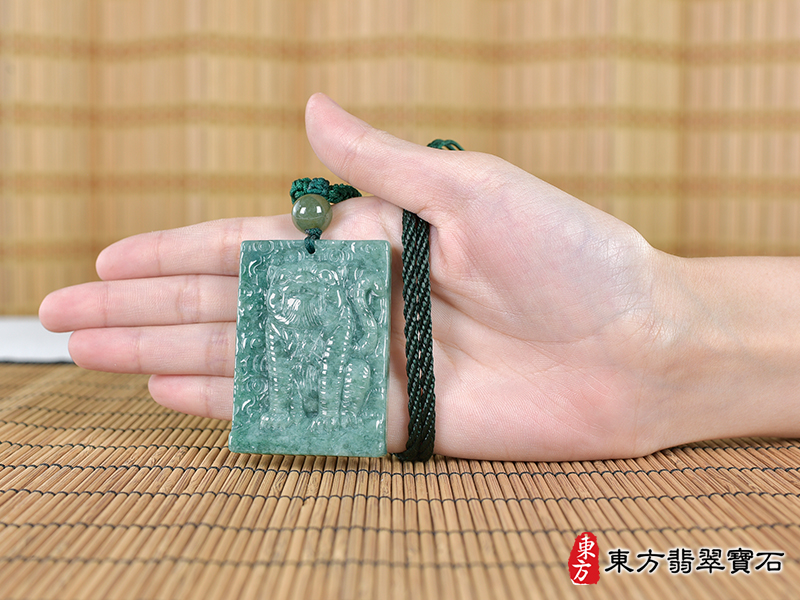 大小翡翠虎項鍊玉珮（虎虎生風：虎牌A貨翡翠虎玉珮、緬甸玉虎玉墜、虎十二生肖項鍊）。TR131。客製化訂做各種翡翠虎吊墜玉珮項鍊。★附A貨翡翠雙證書
