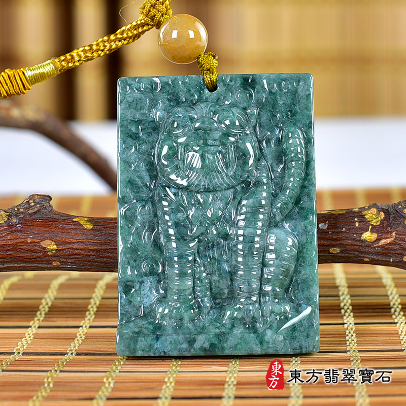 正面翡翠虎項鍊玉珮（虎虎生風：虎牌A貨翡翠虎玉珮、緬甸玉虎玉墜、虎十二生肖項鍊）。TR132。客製化訂做各種翡翠虎吊墜玉珮項鍊。★附A貨翡翠雙證書