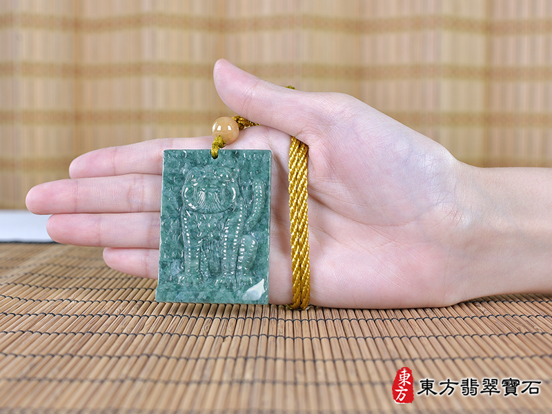 大小翡翠虎項鍊玉珮（虎虎生風：虎牌A貨翡翠虎玉珮、緬甸玉虎玉墜、虎十二生肖項鍊）。TR132。客製化訂做各種翡翠虎吊墜玉珮項鍊。★附A貨翡翠雙證書