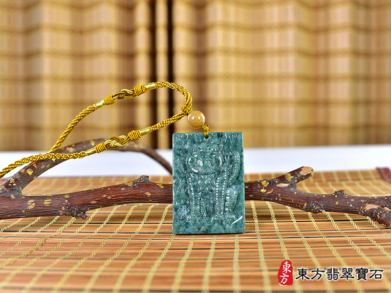 情境翡翠虎項鍊玉珮（虎虎生風：虎牌A貨翡翠虎玉珮、緬甸玉虎玉墜、虎十二生肖項鍊）。TR132。客製化訂做各種翡翠虎吊墜玉珮項鍊。★附A貨翡翠雙證書