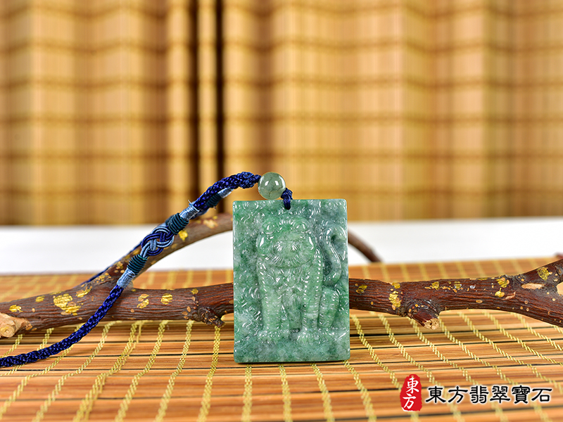 情境翡翠虎項鍊玉珮（虎虎生風：虎牌A貨翡翠虎玉珮、緬甸玉虎玉墜、虎十二生肖項鍊）。TR133。客製化訂做各種翡翠虎吊墜玉珮項鍊。★附A貨翡翠雙證書