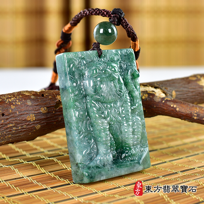 左側翡翠虎項鍊玉珮（虎虎生風：虎牌A貨翡翠虎玉珮、緬甸玉虎玉墜、虎十二生肖項鍊）。TR134。客製化訂做各種翡翠虎吊墜玉珮項鍊。★附A貨翡翠雙證書