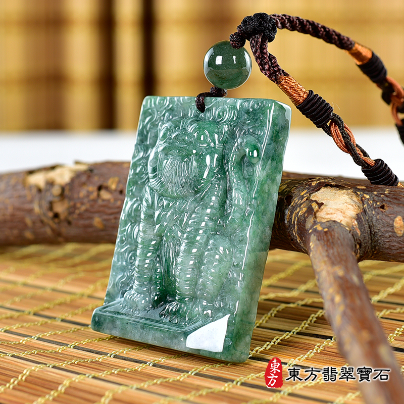 右側翡翠虎項鍊玉珮（虎虎生風：虎牌A貨翡翠虎玉珮、緬甸玉虎玉墜、虎十二生肖項鍊）。TR134。客製化訂做各種翡翠虎吊墜玉珮項鍊。★附A貨翡翠雙證書