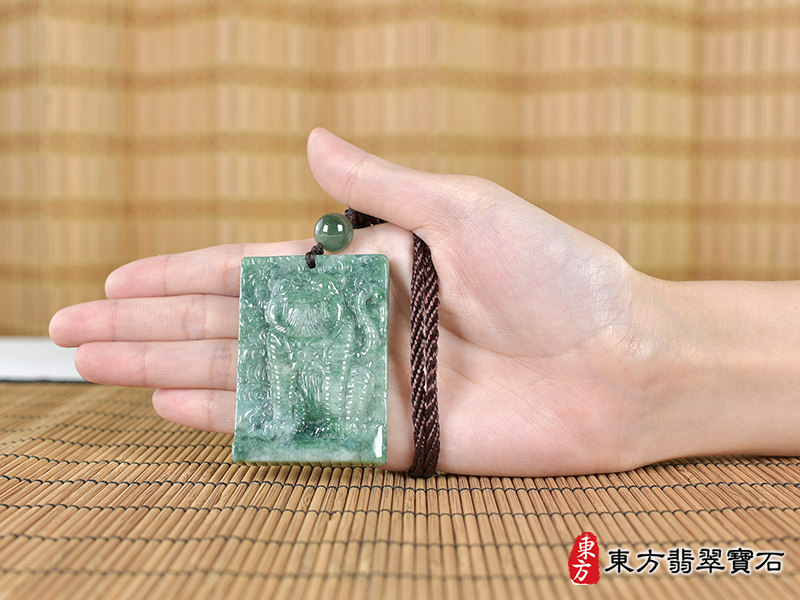 大小翡翠虎項鍊玉珮（虎虎生風：虎牌A貨翡翠虎玉珮、緬甸玉虎玉墜、虎十二生肖項鍊）。TR134。客製化訂做各種翡翠虎吊墜玉珮項鍊。★附A貨翡翠雙證書