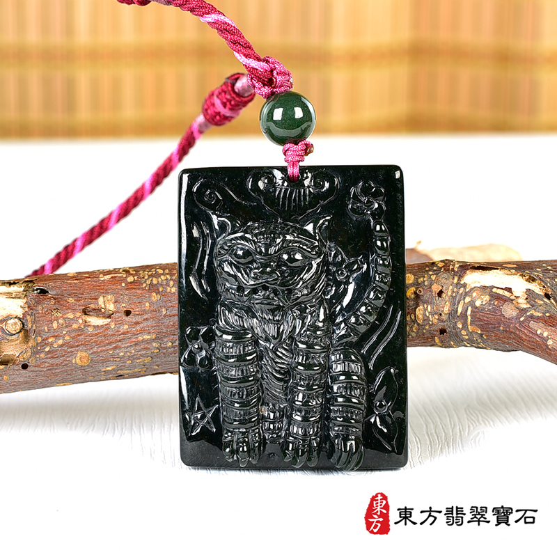 正面和田墨玉虎爺項鍊玉珮（虎虎生風：虎牌和田墨玉虎玉珮、和田墨玉虎玉墜、虎十二生肖項鍊）。TR135。客製化訂做各種和田墨玉虎吊墜玉珮項鍊。★附A貨翡翠雙證書
