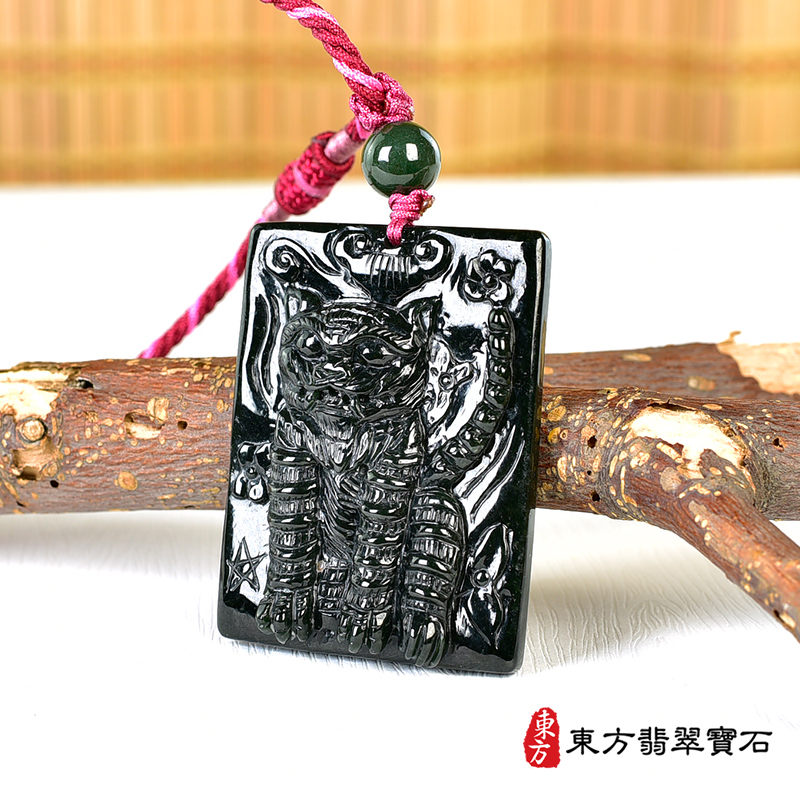 右側和田墨玉虎爺項鍊玉珮（虎虎生風：虎牌和田墨玉虎玉珮、和田墨玉虎玉墜、虎十二生肖項鍊）。TR135。客製化訂做各種和田墨玉虎吊墜玉珮項鍊。★附A貨翡翠雙證書