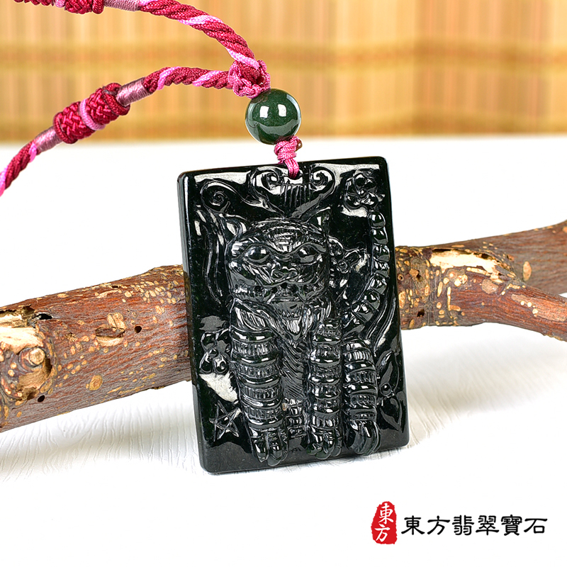 左側和田墨玉虎爺項鍊玉珮（虎虎生風：虎牌和田墨玉虎玉珮、和田墨玉虎玉墜、虎十二生肖項鍊）。TR135。客製化訂做各種和田墨玉虎吊墜玉珮項鍊。★附A貨翡翠雙證書