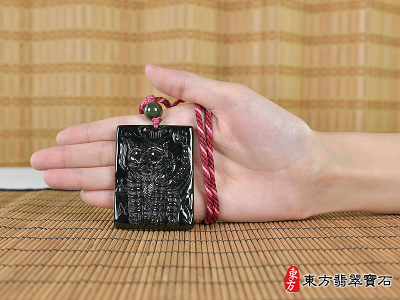 大小和田墨玉虎爺項鍊玉珮（虎虎生風：虎牌和田墨玉虎玉珮、和田墨玉虎玉墜、虎十二生肖項鍊）。TR135。客製化訂做各種和田墨玉虎吊墜玉珮項鍊。★附A貨翡翠雙證書