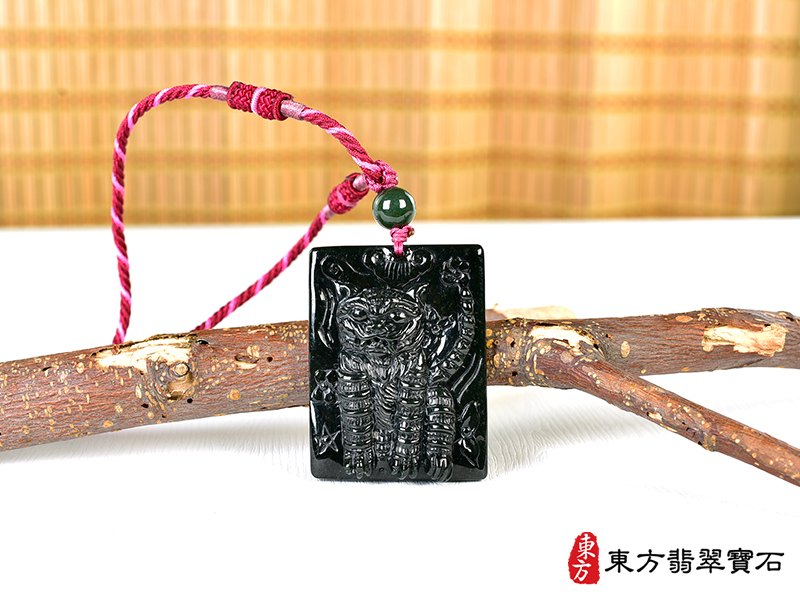 情境和田墨玉虎爺項鍊玉珮（虎虎生風：虎牌和田墨玉虎玉珮、和田墨玉虎玉墜、虎十二生肖項鍊）。TR135。客製化訂做各種和田墨玉虎吊墜玉珮項鍊。★附A貨翡翠雙證書