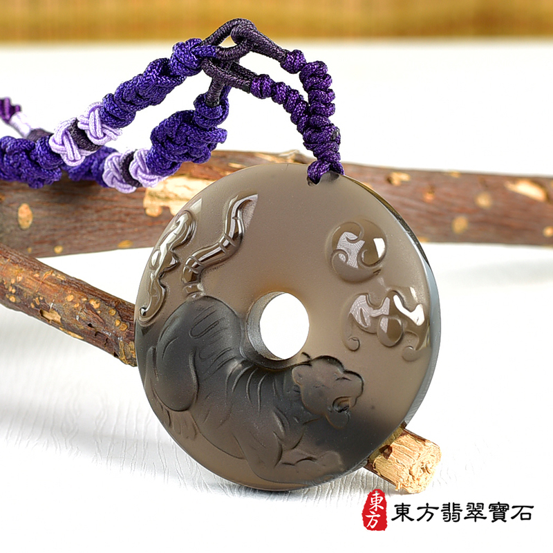 右側黑曜石虎項鍊玉珮（虎虎生風：虎牌黑曜石虎玉珮、黑曜石虎玉墜、虎十二生肖項鍊）。黑曜石虎，TR137。客製化訂做各種黑曜石虎吊墜玉珮項鍊。★東方翡翠寶石保證卡