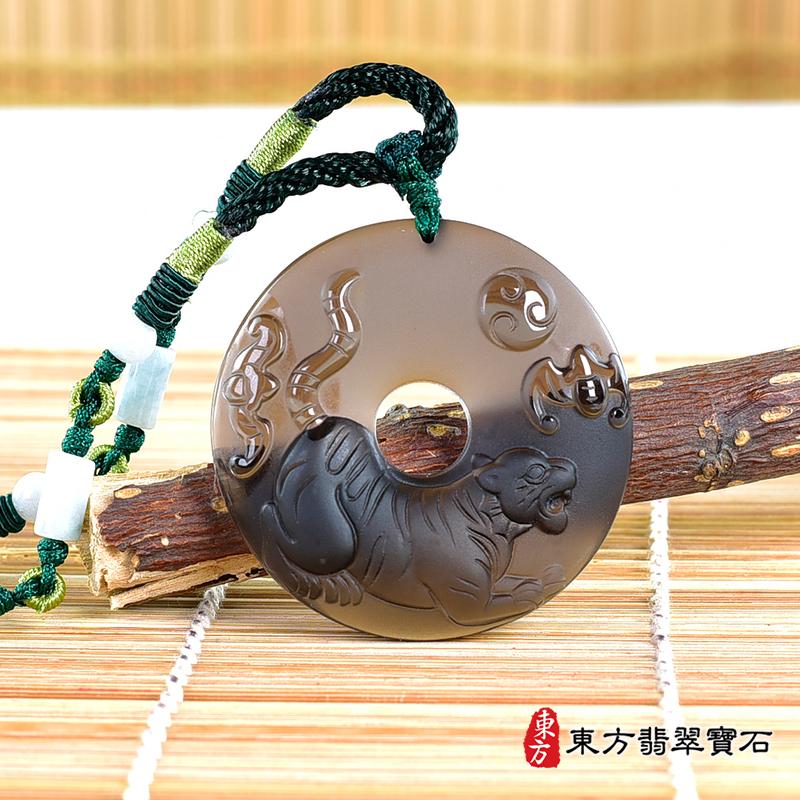 正面黑曜石虎項鍊玉珮(虎虎生風:虎牌黑曜石虎玉珮、黑曜石虎玉墜、虎十二生肖項鍊)。黑曜石虎,TR138。客製化訂做各種黑曜石虎吊墜玉珮項鍊。★東方翡翠寶石保證卡 正面黑曜石虎項鍊玉珮(虎虎生風:虎牌黑曜石虎玉珮、黑曜石虎玉墜、虎十二生肖項鍊)。黑曜石虎,TR138。客製化訂做各種黑曜石虎吊墜玉珮項鍊。★東方翡翠寶石保證卡