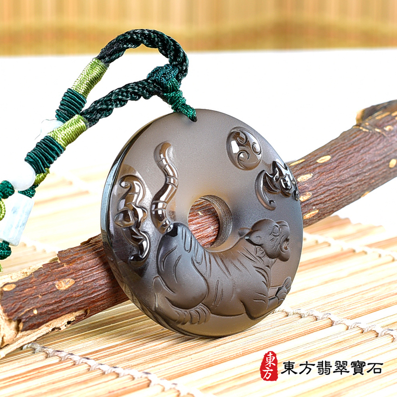左側黑曜石虎項鍊玉珮(虎虎生風:虎牌黑曜石虎玉珮、黑曜石虎玉墜、虎十二生肖項鍊)。黑曜石虎,TR138。客製化訂做各種黑曜石虎吊墜玉珮項鍊。★東方翡翠寶石保證卡 左側黑曜石虎項鍊玉珮(虎虎生風:虎牌黑曜石虎玉珮、黑曜石虎玉墜、虎十二生肖項鍊)。黑曜石虎,TR138。客製化訂做各種黑曜石虎吊墜玉珮項鍊。★東方翡翠寶石保證卡