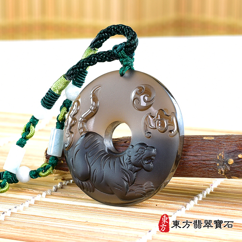 右側黑曜石虎項鍊玉珮(虎虎生風:虎牌黑曜石虎玉珮、黑曜石虎玉墜、虎十二生肖項鍊)。黑曜石虎,TR138。客製化訂做各種黑曜石虎吊墜玉珮項鍊。★東方翡翠寶石保證卡 右側黑曜石虎項鍊玉珮(虎虎生風:虎牌黑曜石虎玉珮、黑曜石虎玉墜、虎十二生肖項鍊)。黑曜石虎,TR138。客製化訂做各種黑曜石虎吊墜玉珮項鍊。★東方翡翠寶石保證卡