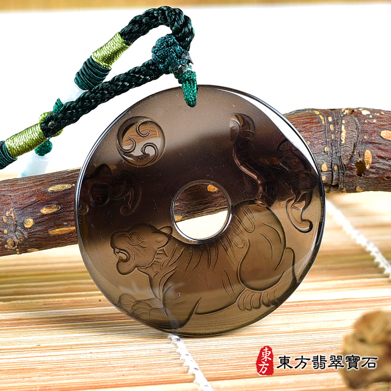 背面黑曜石虎項鍊玉珮(虎虎生風:虎牌黑曜石虎玉珮、黑曜石虎玉墜、虎十二生肖項鍊)。黑曜石虎,TR138。客製化訂做各種黑曜石虎吊墜玉珮項鍊。★東方翡翠寶石保證卡 背面黑曜石虎項鍊玉珮(虎虎生風:虎牌黑曜石虎玉珮、黑曜石虎玉墜、虎十二生肖項鍊)。黑曜石虎,TR138。客製化訂做各種黑曜石虎吊墜玉珮項鍊。★東方翡翠寶石保證卡