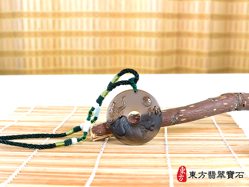 情境黑曜石虎項鍊玉珮(虎虎生風:虎牌黑曜石虎玉珮、黑曜石虎玉墜、虎十二生肖項鍊)。黑曜石虎,TR138。客製化訂做各種黑曜石虎吊墜玉珮項鍊。★東方翡翠寶石保證卡 情境黑曜石虎項鍊玉珮(虎虎生風:虎牌黑曜石虎玉珮、黑曜石虎玉墜、虎十二生肖項鍊)。黑曜石虎,TR138。客製化訂做各種黑曜石虎吊墜玉珮項鍊。★東方翡翠寶石保證卡