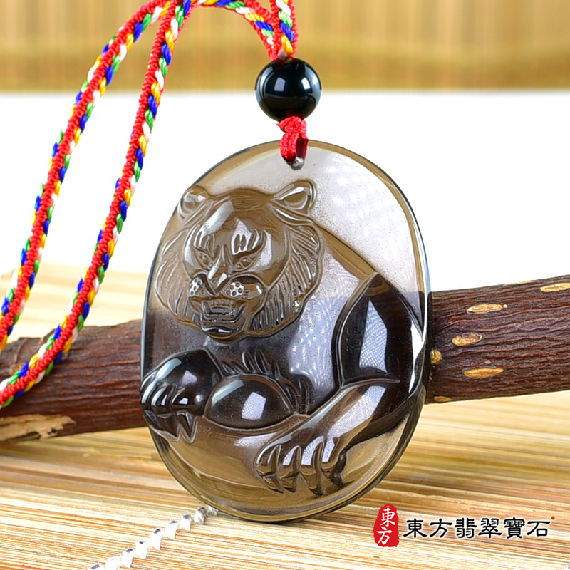 右側黑曜石虎項鍊玉珮（虎虎生風：虎牌黑曜石虎玉珮、黑曜石虎玉墜、虎十二生肖項鍊）。黑曜石虎，TR140。客製化訂做各種黑曜石虎吊墜玉珮項鍊。★東方翡翠寶石保證卡