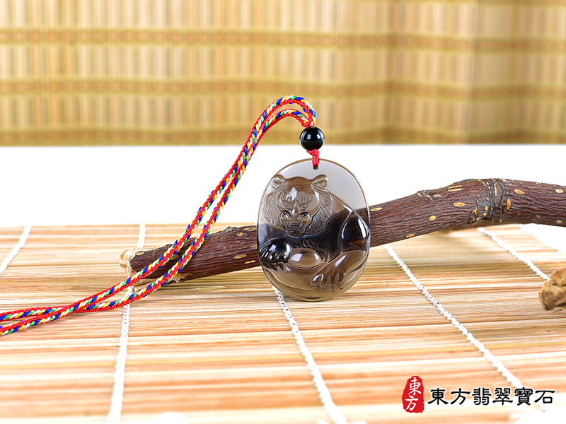 情境黑曜石虎項鍊玉珮（虎虎生風：虎牌黑曜石虎玉珮、黑曜石虎玉墜、虎十二生肖項鍊）。黑曜石虎，TR140。客製化訂做各種黑曜石虎吊墜玉珮項鍊。★東方翡翠寶石保證卡